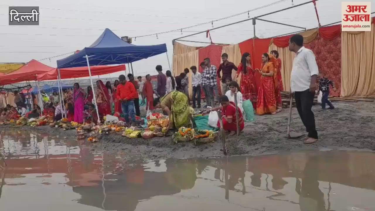 Women preparing for Chhath Puja at Yamuna Ghat