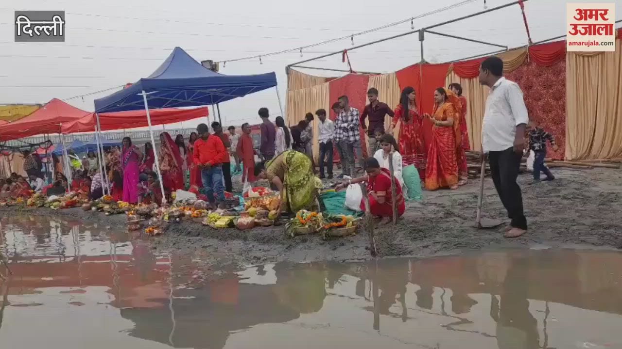 Women preparing for Chhath Puja at Yamuna Ghat