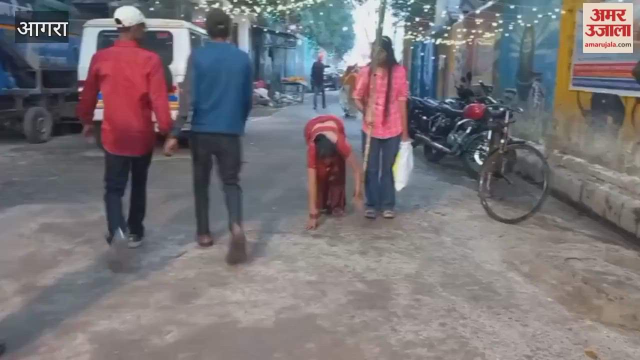 Women performed puja on Chhath festival in Agra