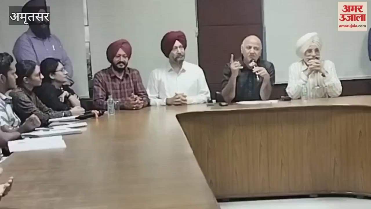 Manish Sisodia met the students of Guru Nanak Dev University