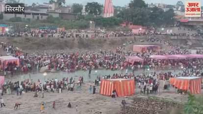 Sirmour The atmosphere along the banks of the Markanda River was filled with devotion as devotees chanted slogans in praise of Chhathi Maiya