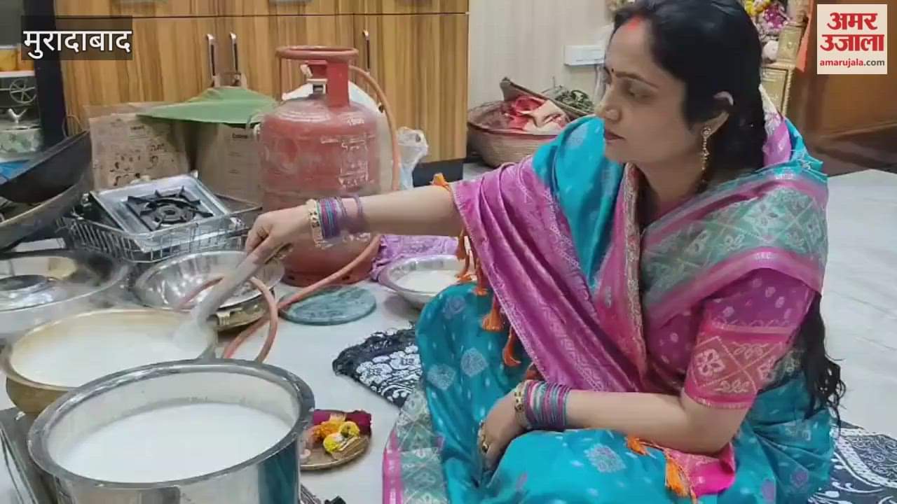 Glass and bamboo swings, swings like a swing, Chhath Maiya's songs echo in the streets, neighborhoods and markets