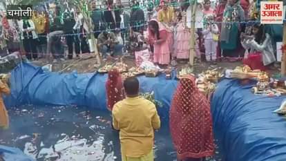 Chhath festival celebrated with great enthusiasm amidst the bitter cold in Jyotirmath, devotees offered prayers to the setting sun.