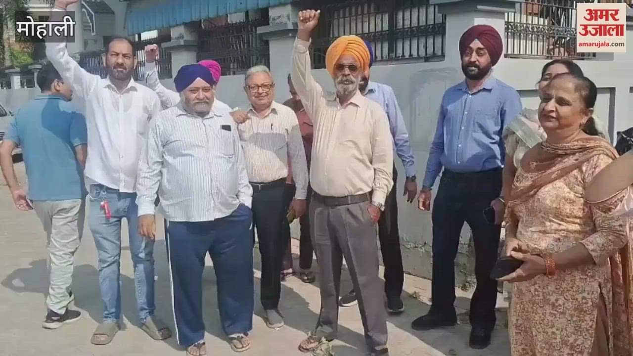 Residents of Green Enclave Balomajra protest in Mohali