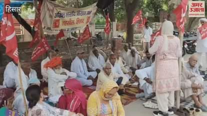 Farmers protesting outside Hisar Mini Secretariat expressed their anger