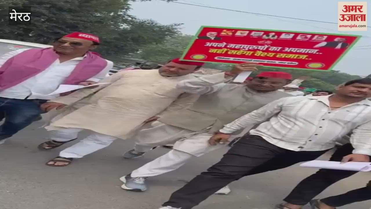 Meerut: SP workers protested against the removal of Jagan Babu's statue from Sitapur Bada Chowraha.