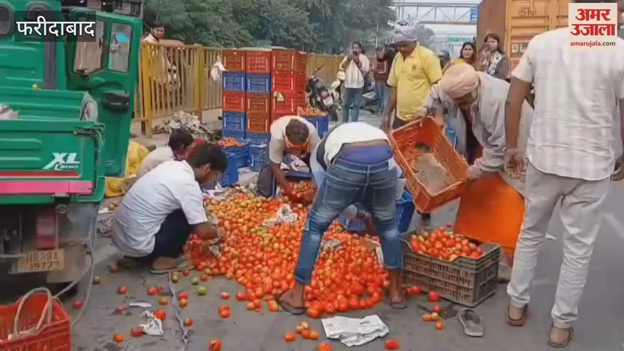 truck collided with auto-rickshaw loaded with tomatoes in Faridabad