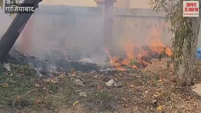 Ghaziabad: Fire breaks out in a garbage dump near gate number two of Sahibabad Sabzi Mandi