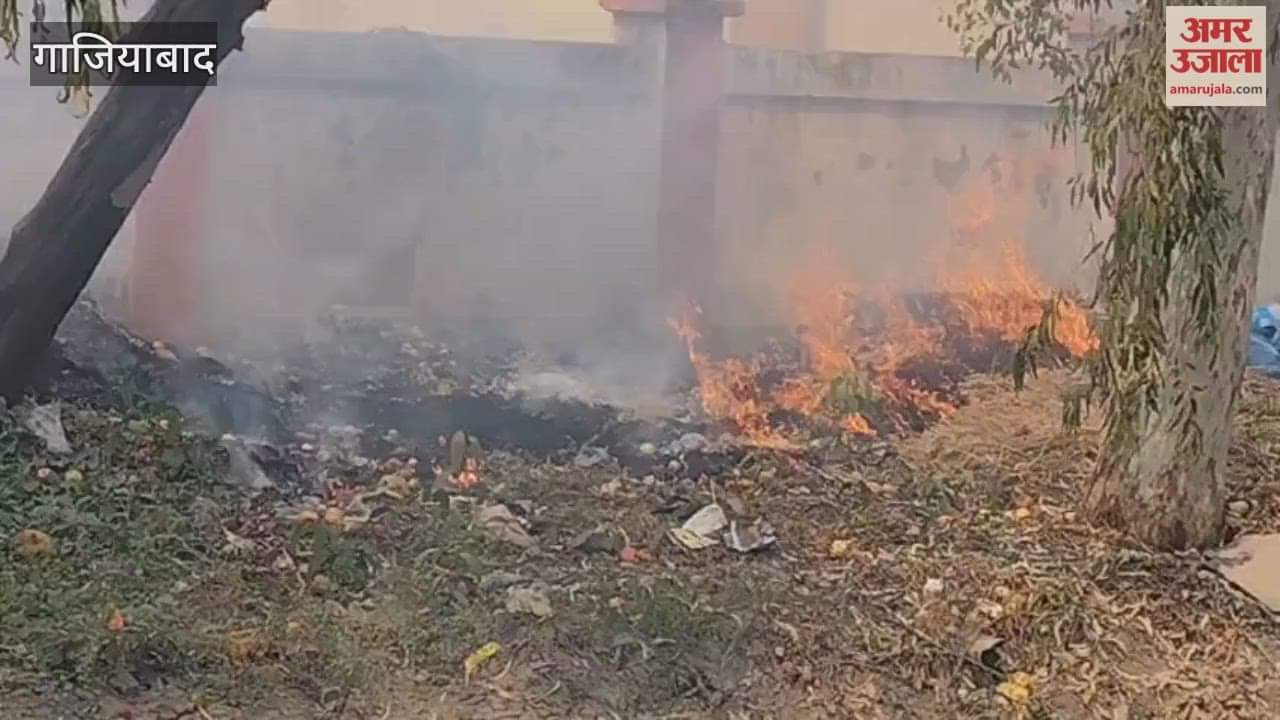 Ghaziabad: Fire breaks out in a garbage dump near gate number two of Sahibabad Sabzi Mandi