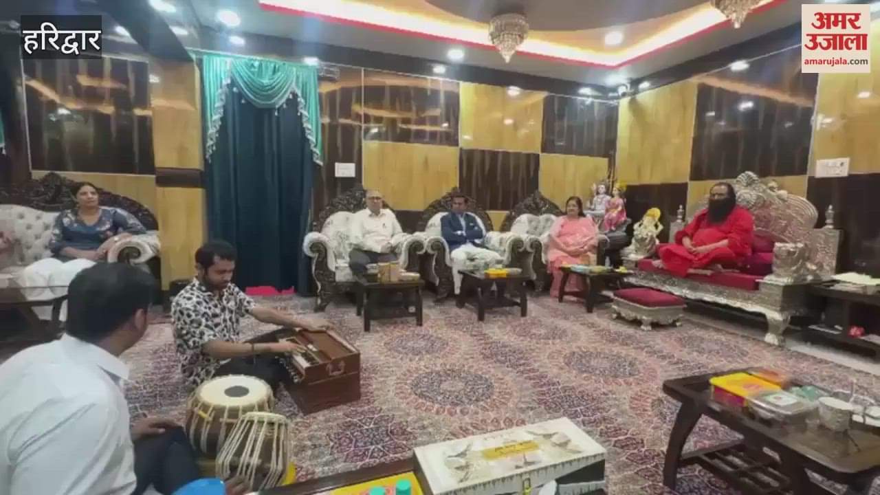Bhajan singer Anuradha Paudwal met Shri Mahant Ravindrapuri and took his blessing