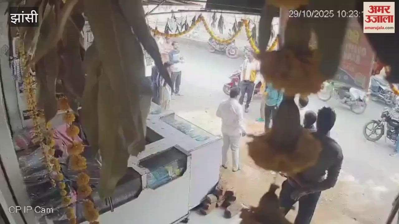 Jhansi: Traders clashed in front of the encroachment squad, tore each other's clothes