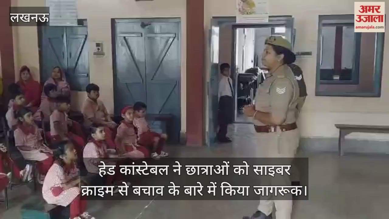 मिशन शक्ति कार्यक्रम में हेड कांस्टेबल ने छात्राओं को साइबर क्राइम से बचाव के बारे में किया जागरूक