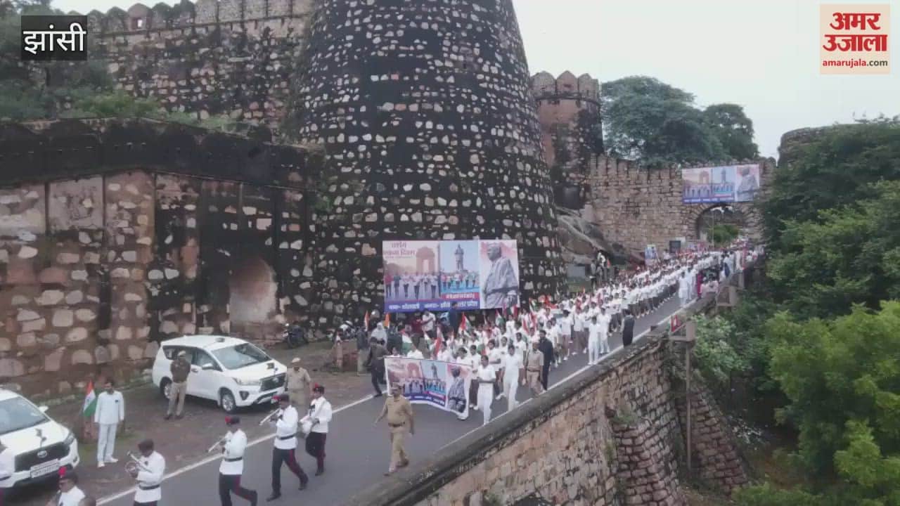 Jhansi: Police officers ran in the Run for Unity, giving the message of security.