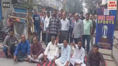 Meerut: Traders and contractors staged a protest in the Surajkund area to press their demands
