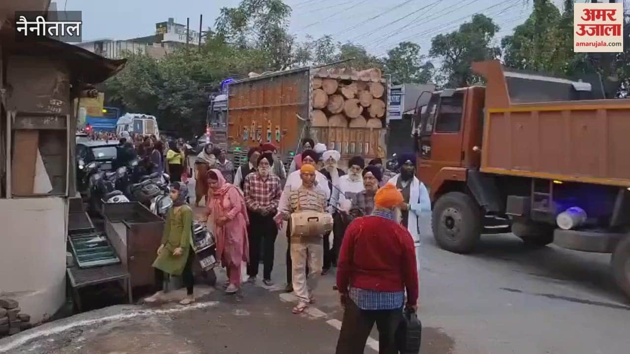 The morning procession that started with kirtan was welcomed with a shower of flowers in haldwani