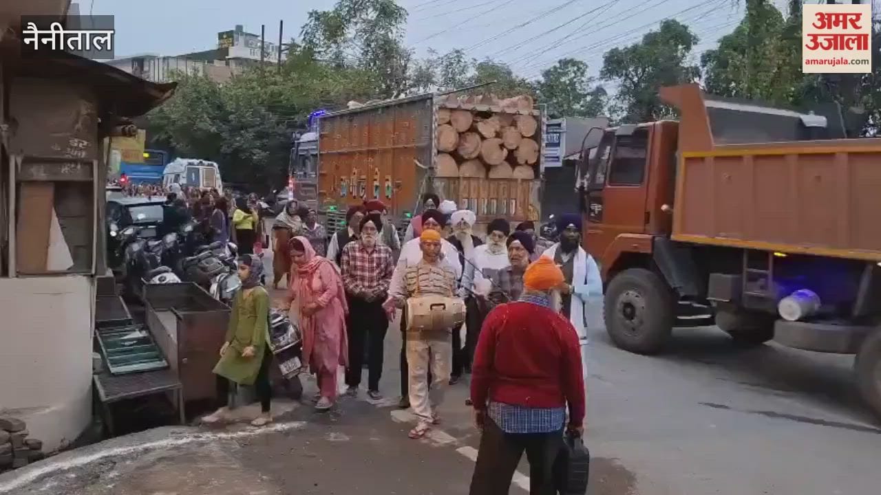 The morning procession that started with kirtan was welcomed with a shower of flowers in haldwani