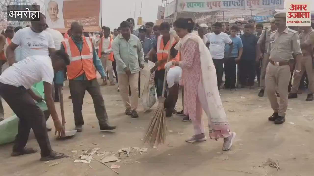 DM gave the message of cleanliness by running a cleanliness campaign at Tigri Ganga Fair