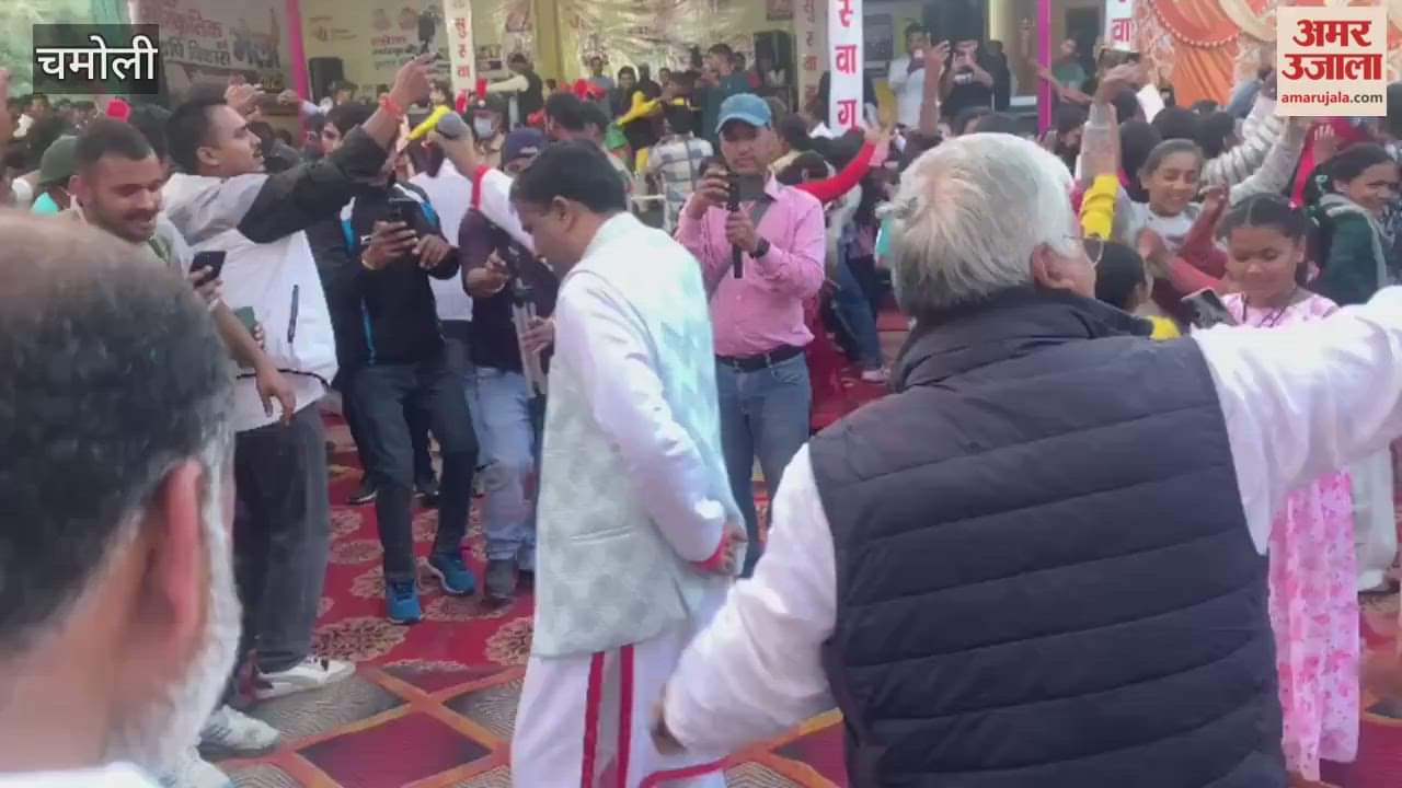 People danced to the performances of Jagar Samrat Pritam Bharatwan at the Mehalchauri fair.