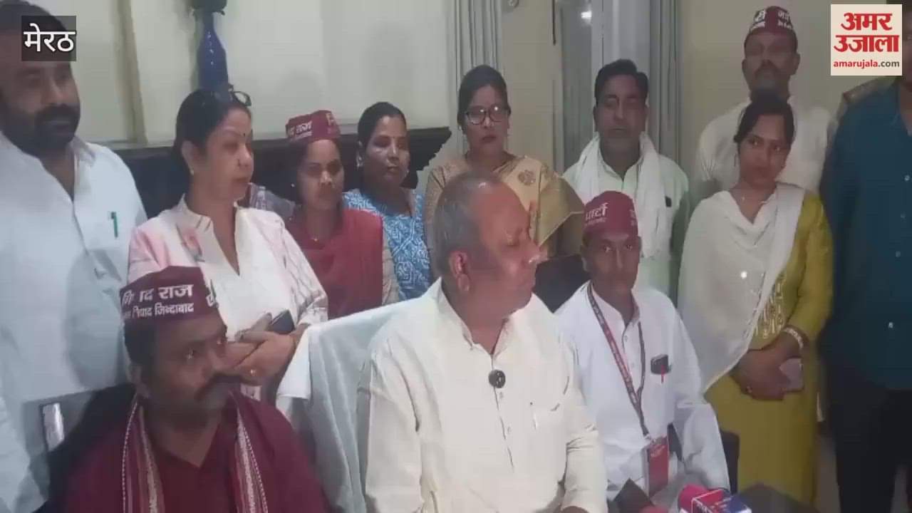 Meerut: Cabinet Minister Sanjay Nishad reached Circuit House, talked to the workers