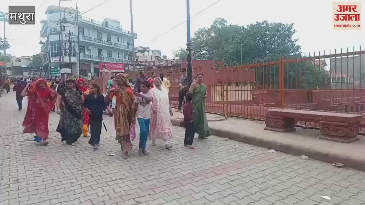Parikrama began late at night and drew a large crowd.