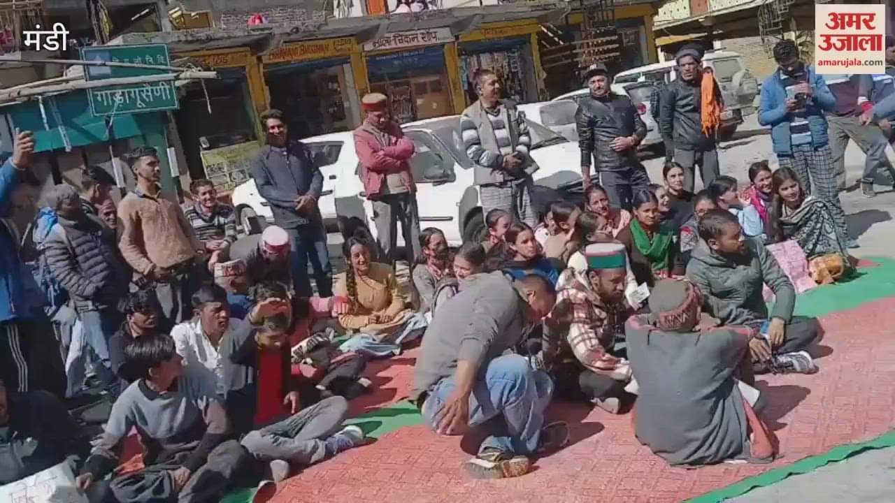 Mandi Mass fast at Gadagushain bus stand demand for construction of degree college building intensifies
