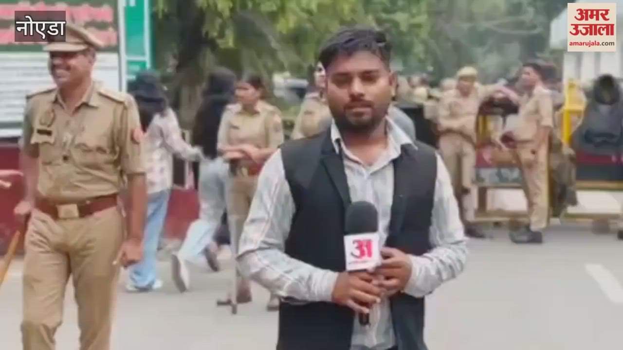 farmers protest outside of Noida Authority