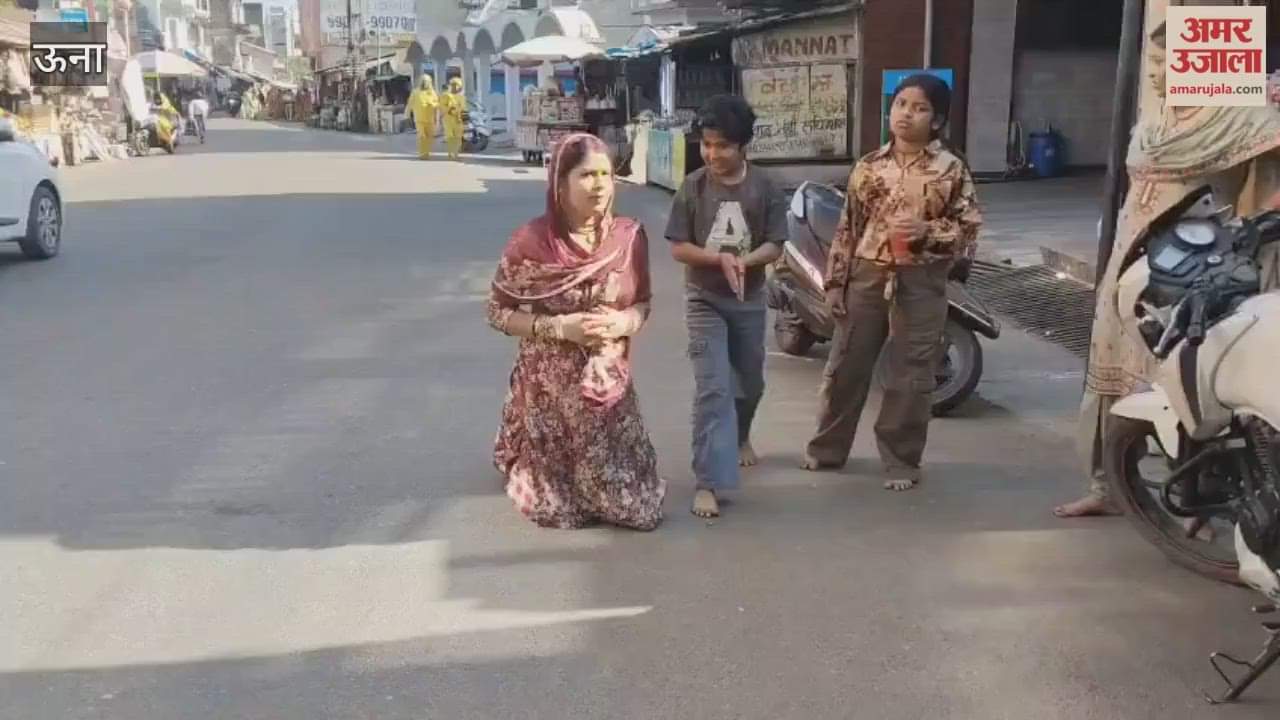 Una A unique journey of faith by a mother and daughter from Vrindavan the mother reached the temple of Maa Chintpurni on her knees
