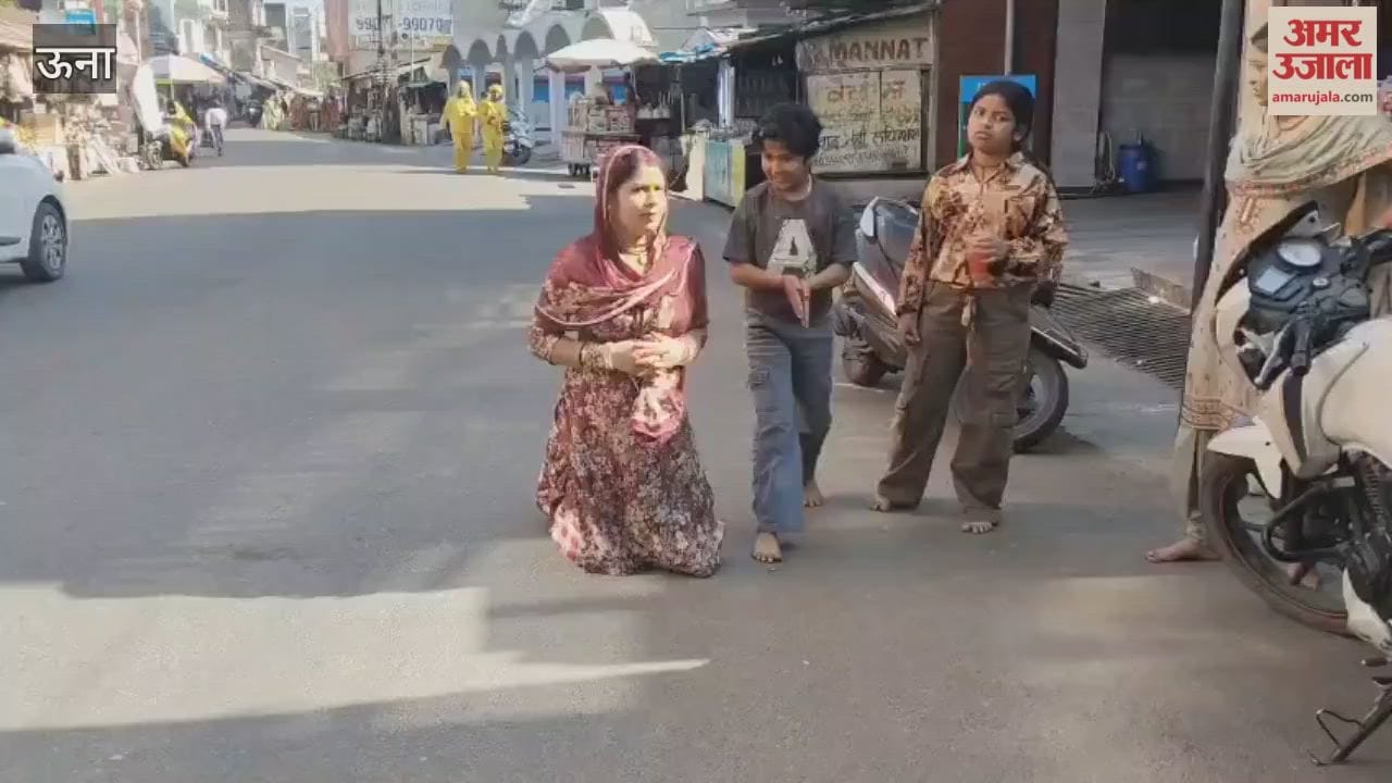Una A unique journey of faith by a mother and daughter from Vrindavan the mother reached the temple of Maa Chintpurni on her knees