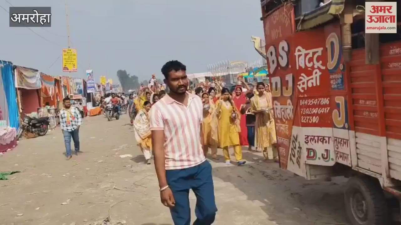 Women took out a grand Kalash Yatra at the Ganga Mela