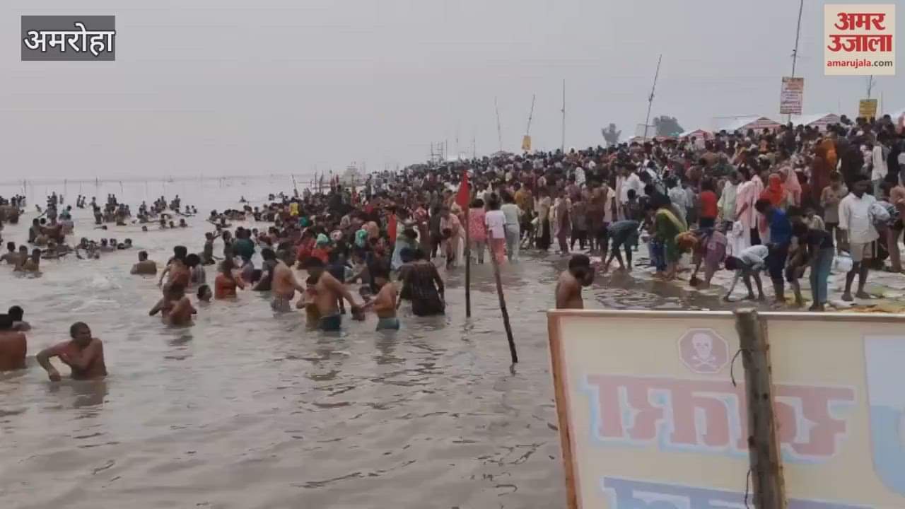 A wave of faith surged at the Tigri Ganga fair and took a dip