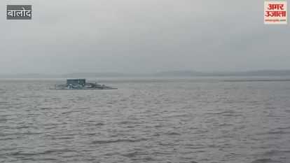 VIDEO: गुस्साएं चौकीदारों ने तांदुला जलाशय में बहाईं 30 हजार मछलियां, ठेकेदार को 6 लाख का नुकसान