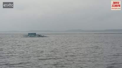 VIDEO: गुस्साएं चौकीदारों ने तांदुला जलाशय में बहाईं 30 हजार मछलियां, ठेकेदार को 6 लाख का नुकसान