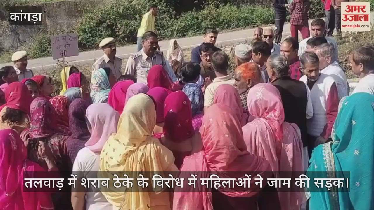 Women blocked the road in protest against the liquor shop, opened the lock after assurance from the administration.