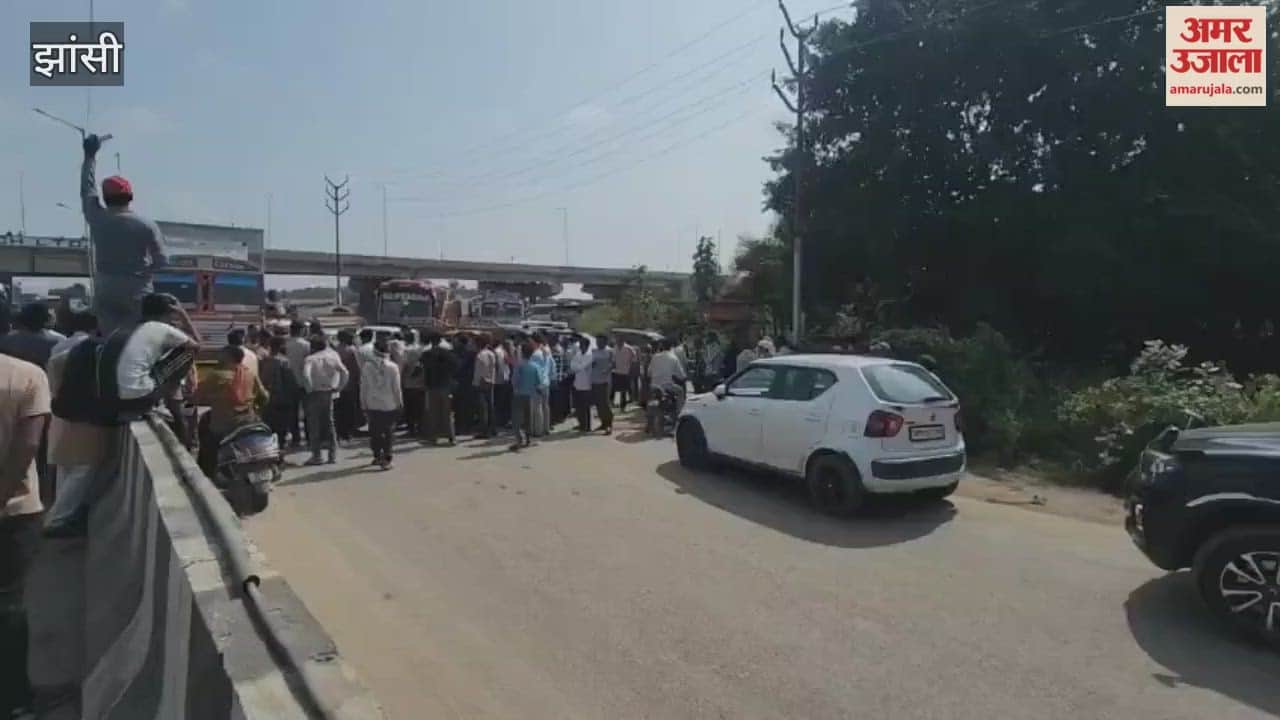 Farmers upset with fertilizer blockade on Jhansi-Kanpur highway, ambulance also stuck among vehicles