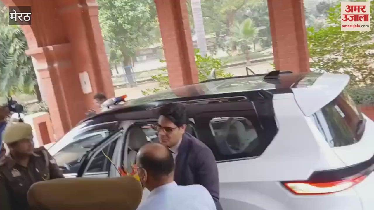 Meerut: Newly appointed Commissioner Bhanu Chandra Goswami reached Meerut and took charge