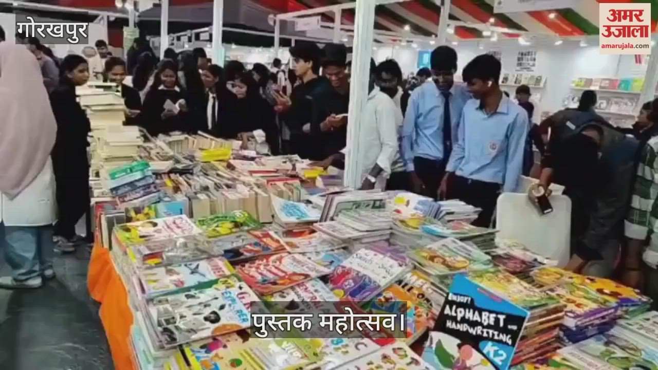 Crowds were seen at the book stalls in Gorakhpur Book Festival, buying books.
