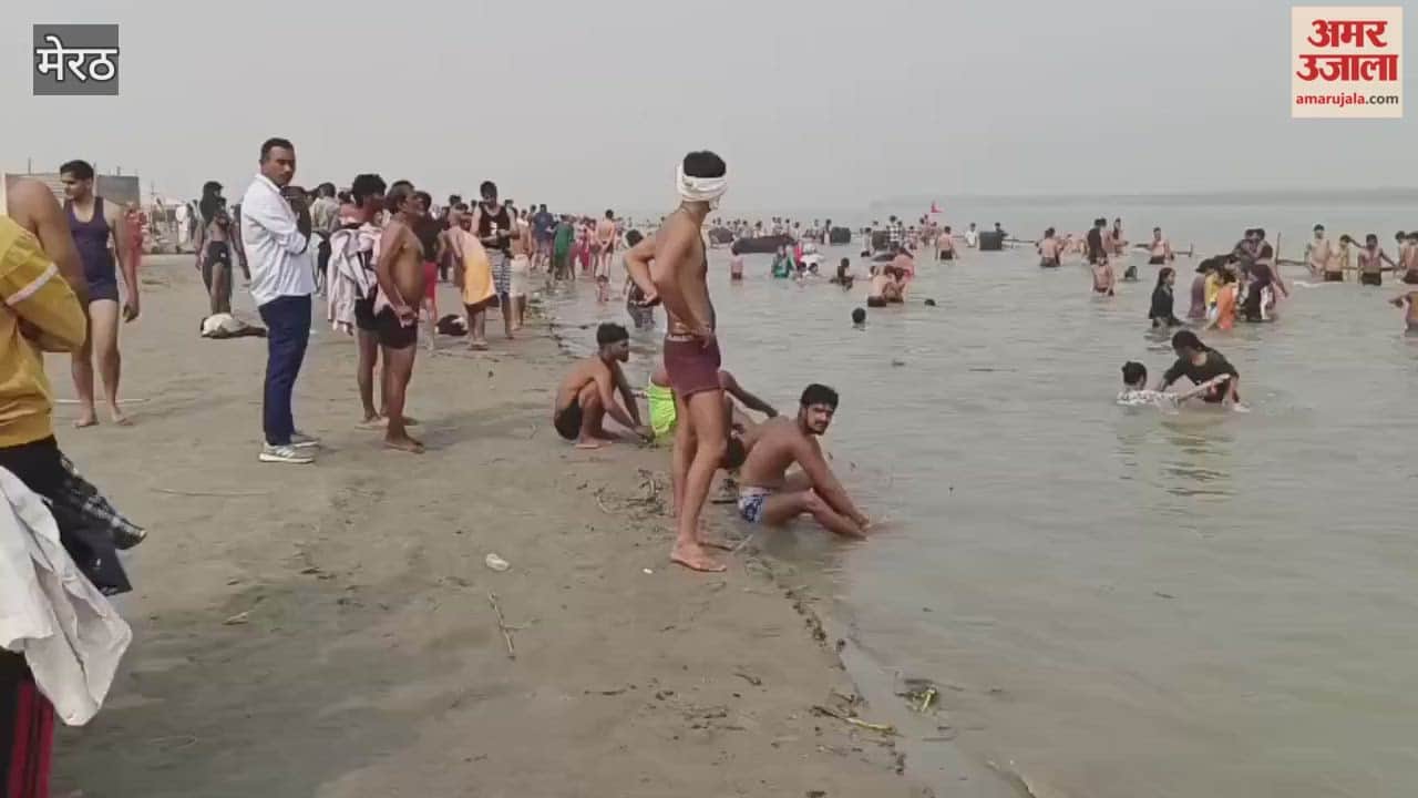 Meerut: Devotees take bath in Kartik Purnima fair