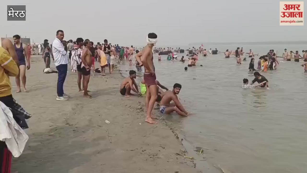 Meerut: Devotees take bath in Kartik Purnima fair