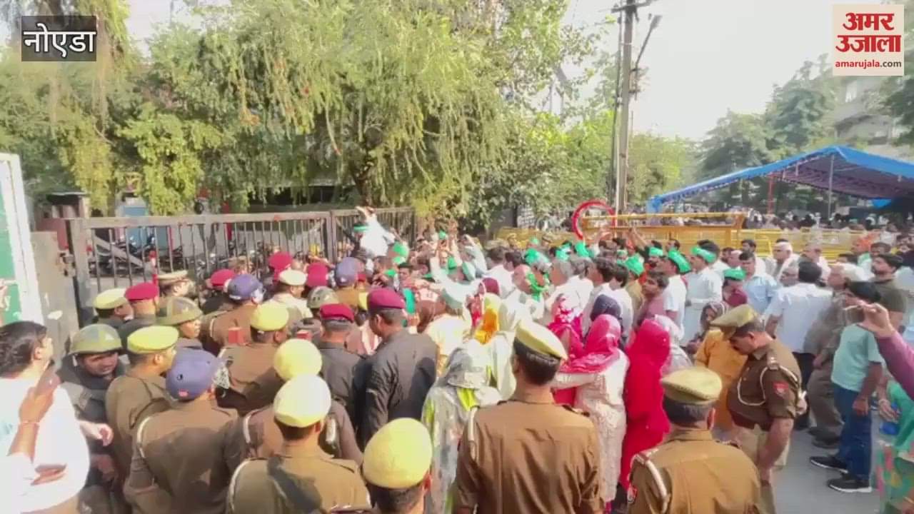 protest of farmers outside authority in Noida Sector-06