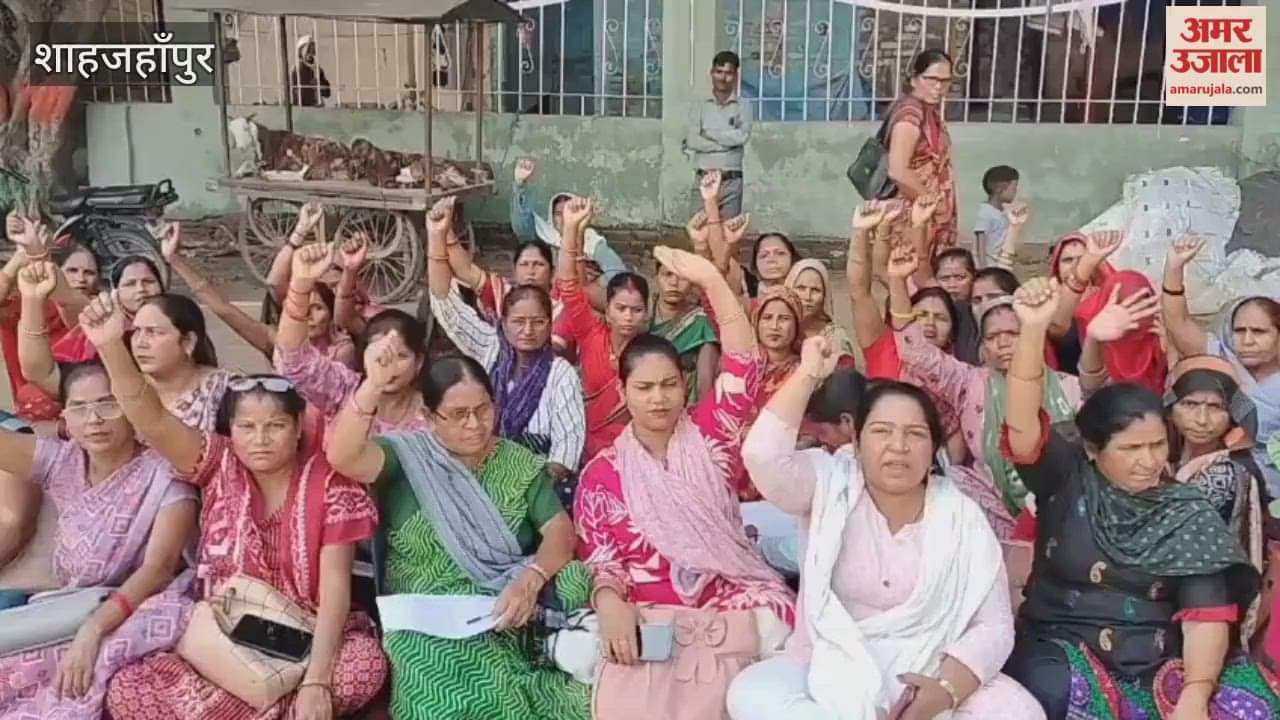 Asha workers stage protest allege scam in payment of honorarium in Shahjahanpur