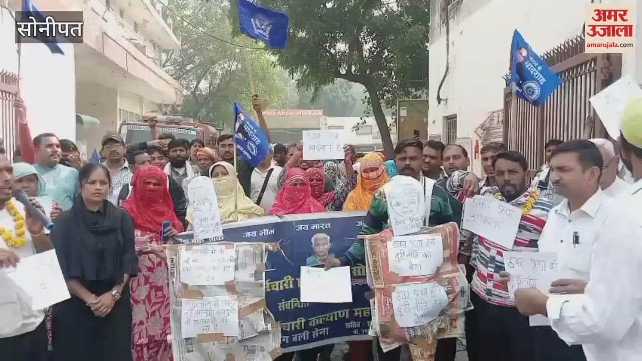 sanitation workers in Sonipat burnt an effigy to protest against contract system