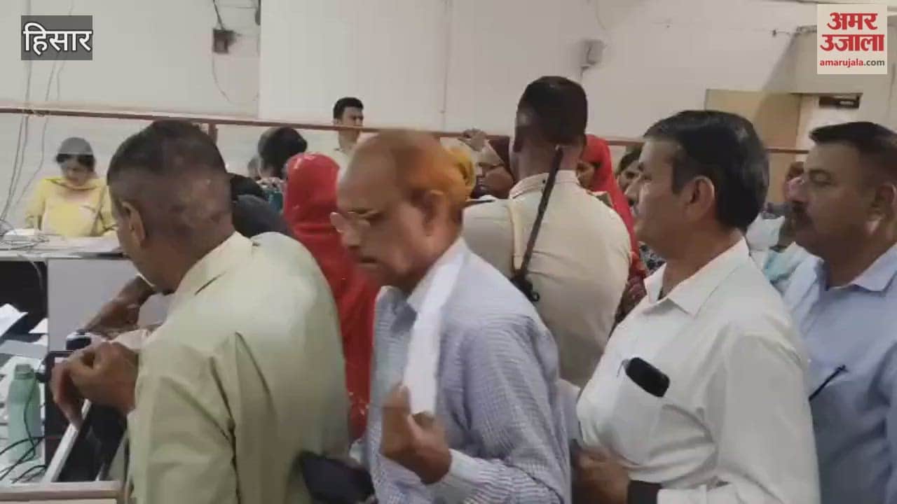 Crowds of pensioners gathered at the Treasury Office in the Mini Secretariat