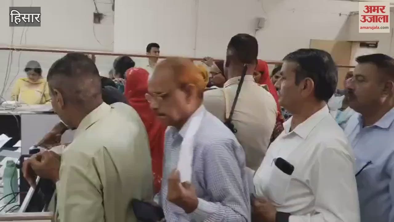 Crowds of pensioners gathered at the Treasury Office in the Mini Secretariat