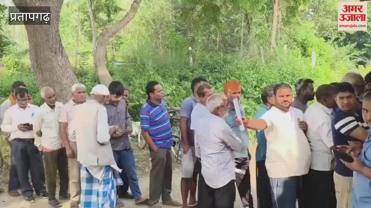 Farmers waiting for their turn for fertilizer at Sadhan Cooperative Society Ltd. Khunjhi Kala