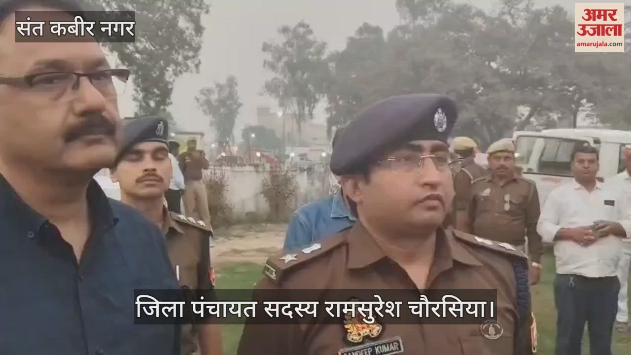 Farmers, fed up with the problem of fertilizer and seeds, protested at the DM's office.