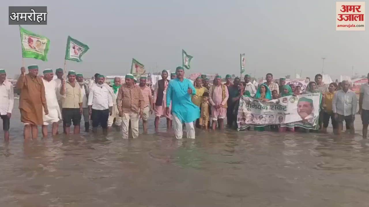 Standing in the Ganga water, the BKU Shankar group prayed for a peaceful conclusion of the fair
