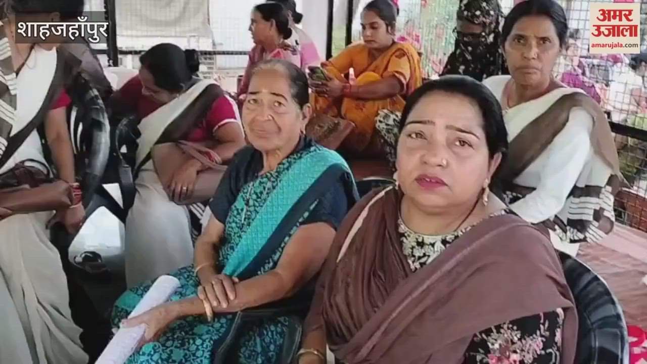 Asha workers protested at the minister residence in Shahjahanpur