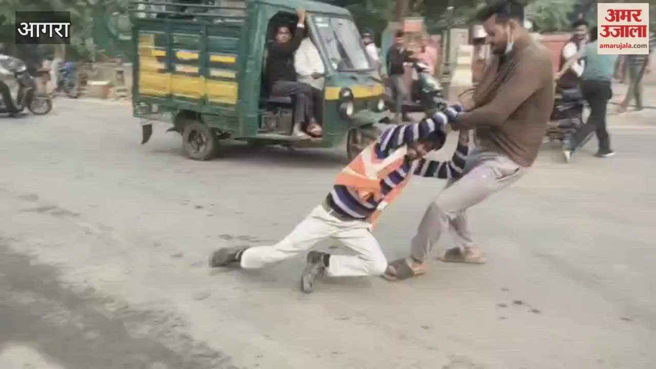 Metro employees and pedestrians clash on road in Agra