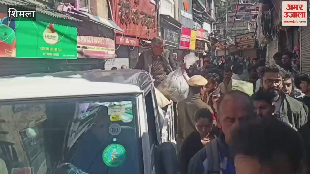 Shimla Municipal Corporation cracks down in Lower Bazaar picks up street vendors
