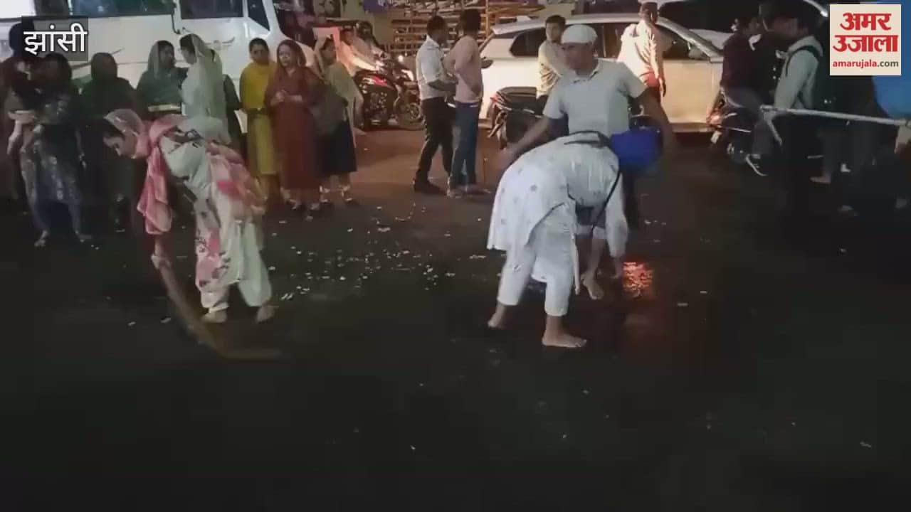 Nagar Kirtan in Jhansi received a grand welcome with flower showers at various places.